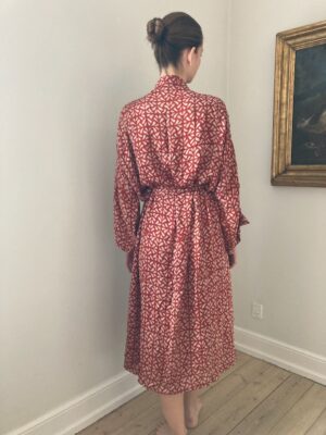 silke kimono på model